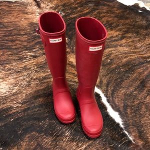 Hunter rain boots in matte red